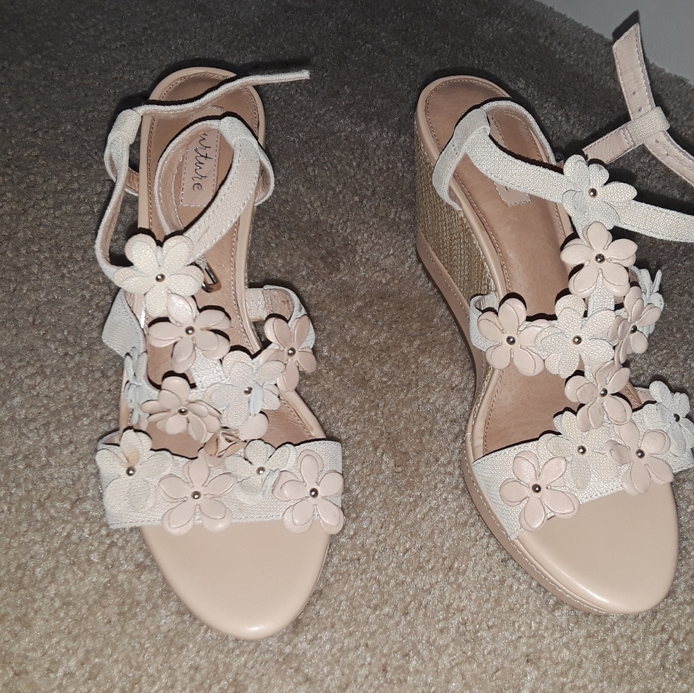 Nuture Tan leather wedges